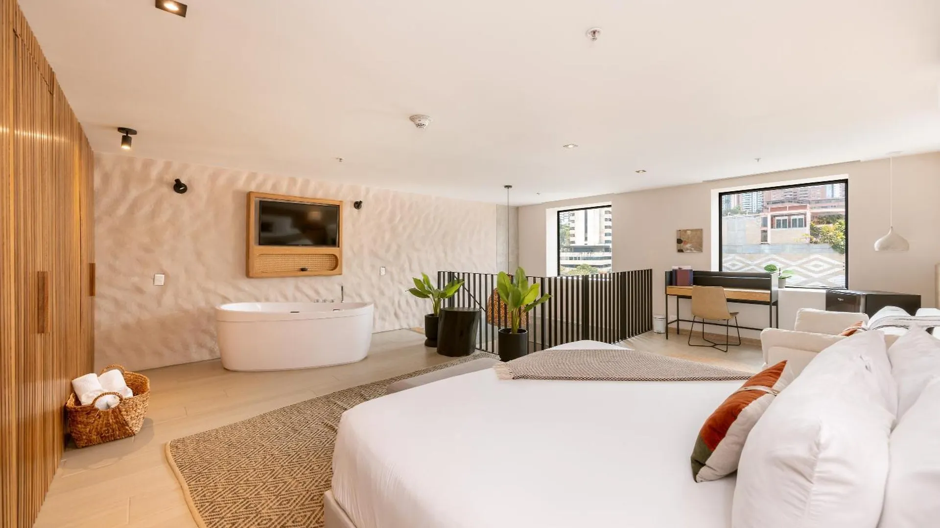 Landmark Hotel 麦德林